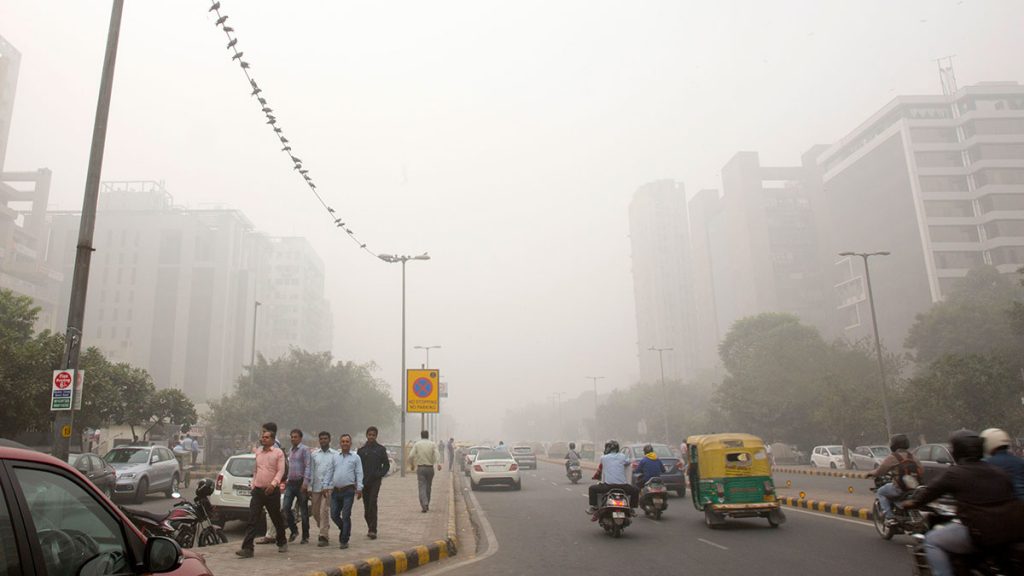 Verkstadsbolaget Volvo räknar med en årlig tillväxt på mellan 10 och 15 procent på den indiska marknaden. Bilden är från New Delhi. (Foto: TT)