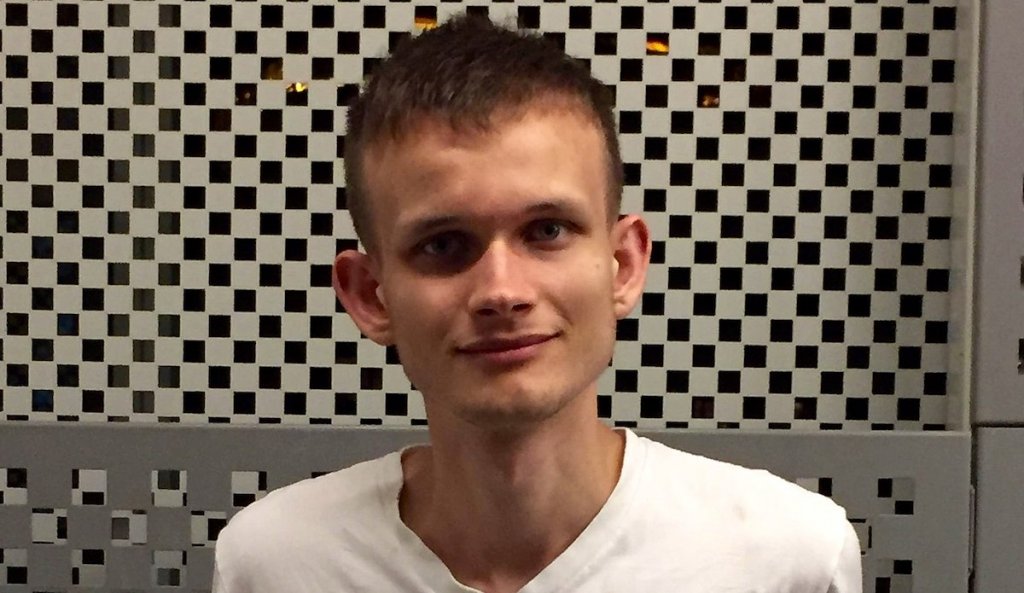 Vitalik Buterin, medgrundare av ETH är enligt de senaste uppskattningarna en av världens rikaste personer inom kryptosfären. Hans förmögenhet uppgår enligt Forbes till runt 1,5 miljarder dollar.