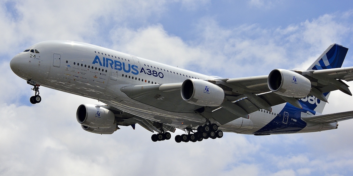Airbus stiger mot skyarna medan Boeing störtdyker