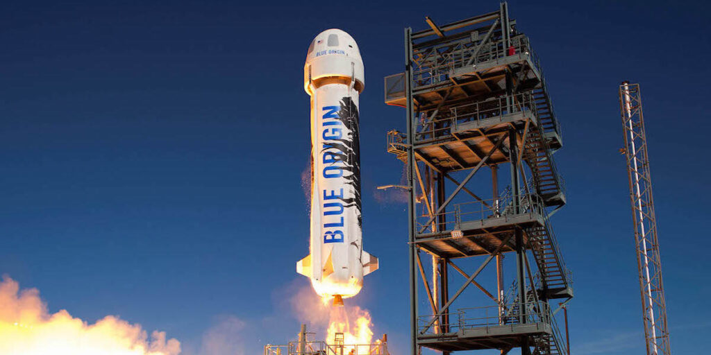 Jeff Bezos Blue Origin är även med i racet om rymdturisterna.
