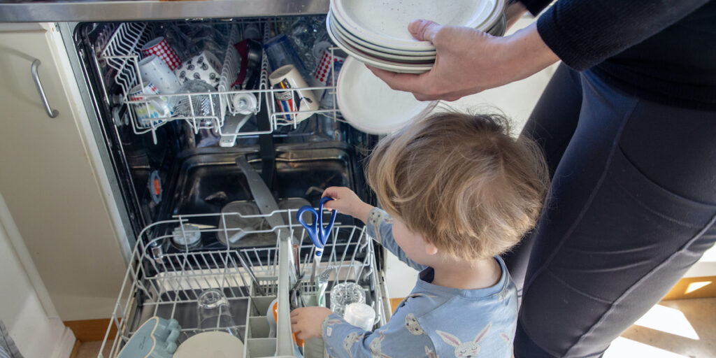 Kvinnorna tar större ansvar för föräldraledighet, VAB och hushållsarbetet