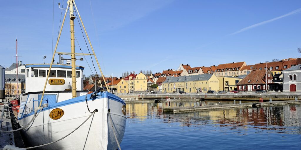 Bilden föreställer en fiskebåt på Gotland. Det blir allt svårare att hitta yrkesfiskare i Sverige.