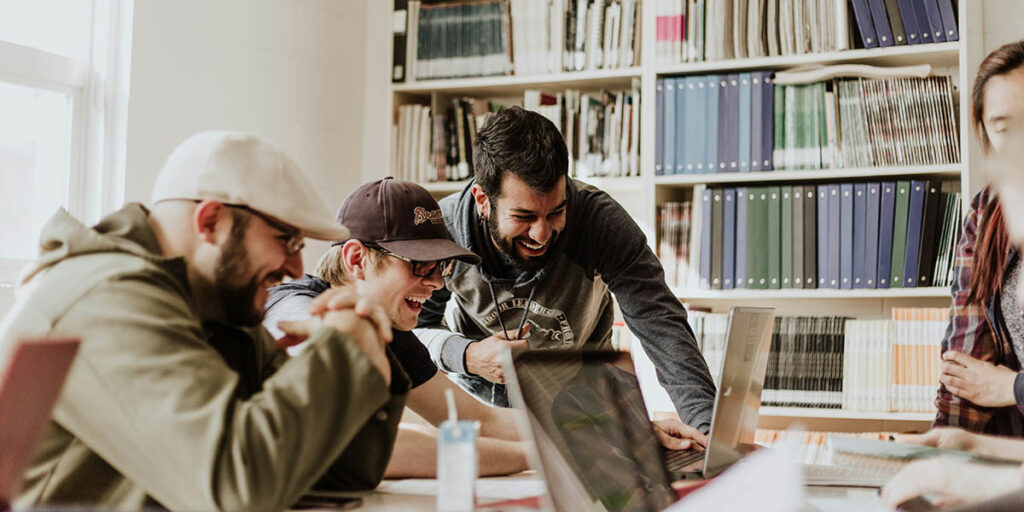 Uppväxta med mobil och sociala medier, nuGeneration Z sätter sina egna spelregler och driver på AI-boomen på jobbet.(Foto: Unsplash)