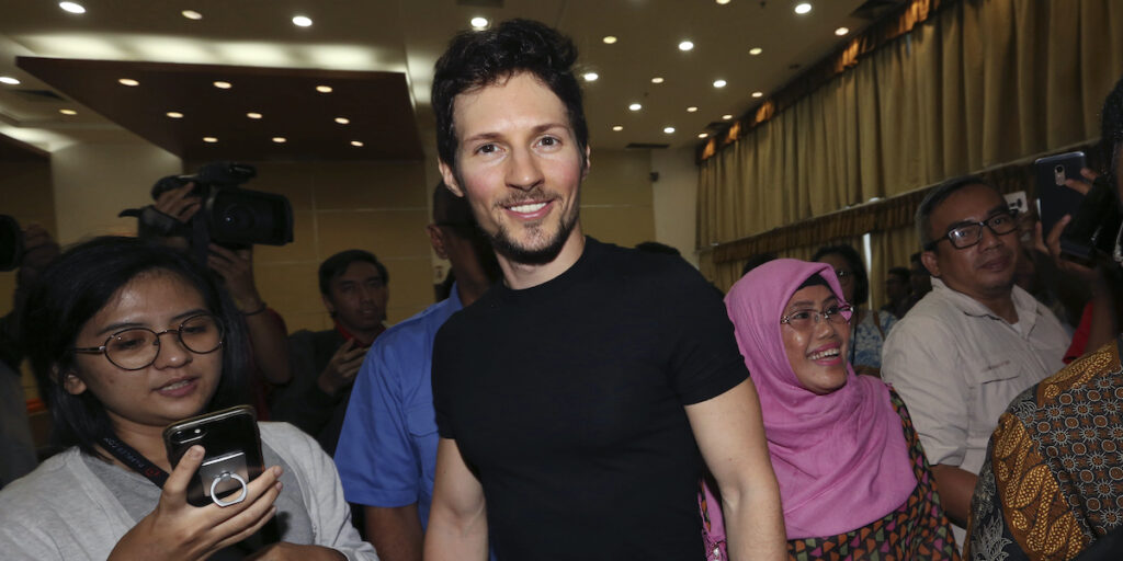 Pavel Durov gripen på flygplats