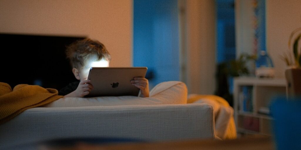 Skärmtiden måste begränsas för våra barn har experter tidigare belyst och Folkhälsomyndigheten rekommenderar tidsramar för barns skärmanvändning. (Foto: Unsplash)