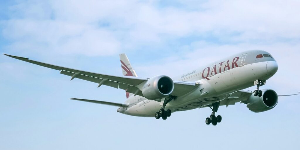 Flygresan med Qatar Airways förvandlades till en mardröm när en passagerare avled – och blev parets ofrivilliga granne i timmar. (Foto: Unsplash)