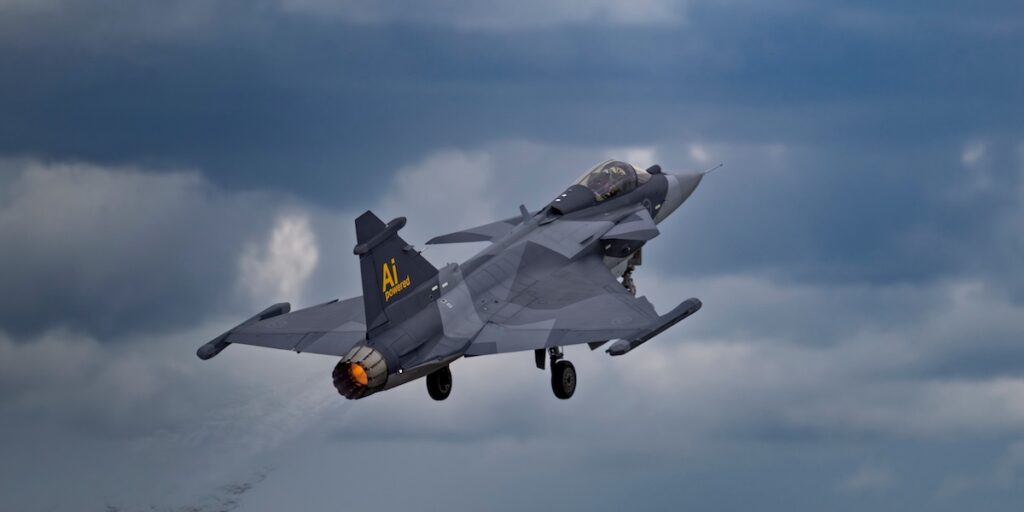 Gripen E under en av testflygningarna där AI-agenten Centaur styrde