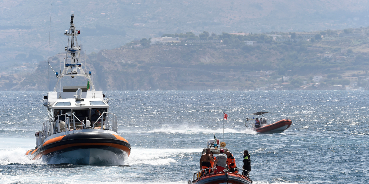 Förlista superyachten bärgad utanför Sicilien