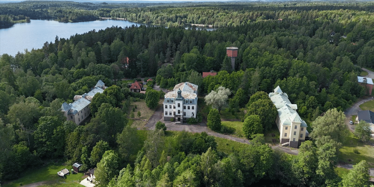 Köp din egen spökby – inklusive läkarvilla och sjötomt i Bona