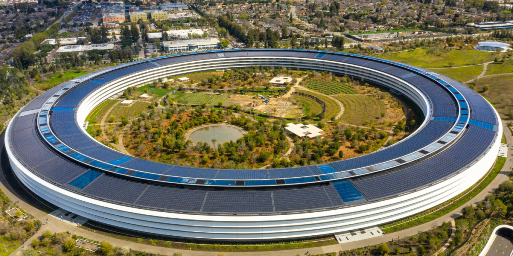 ChatGPT said:
Apple huvudkontor i Cupertino. I dag presenterade bolaget en stark Q3-rapport med oväntat hög Iphone-försäljning – trots Trumps tullhot, AI-förseningar och utmaningar i Kina.