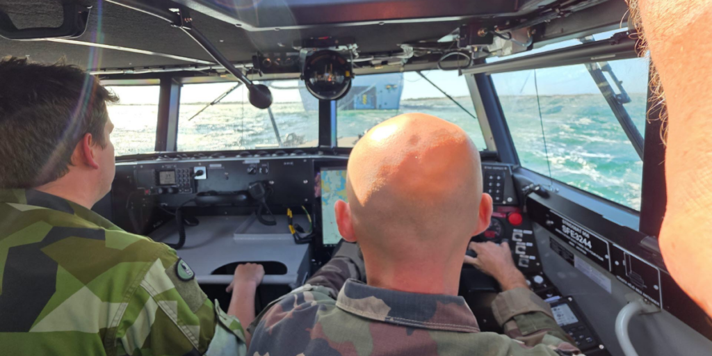 Fransmännen verkar vara snabblärda och fascinerade. (Foto: Försvarsmakten)