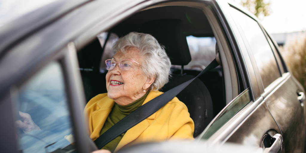 En pigg 90-åring kan absolut köra bil, men det underlättar om man har ett körkort. (Foto: Canva)