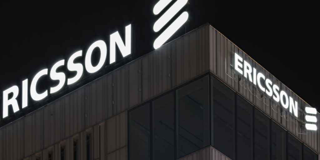 Ericsson 5G-basstation med kretskort i fokus. Intel drar sig ur nätverksmarknaden, vilket hotar Ericsson som fortfarande förlitar sig på Intels chip i sina nätverkslösningar.