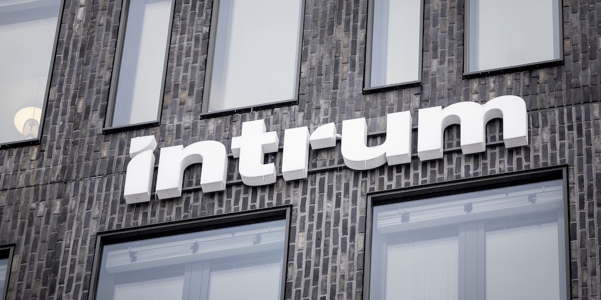 Höjt kreditbetyg – men rapportfall för Intrum