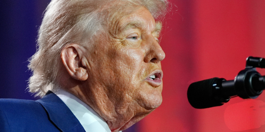 Donald Trump verkar vilja flytta fokus från mer känsliga ämnen och hotar därför Europa. (Foto: Julia Demaree Nikhinson/AP/TT)