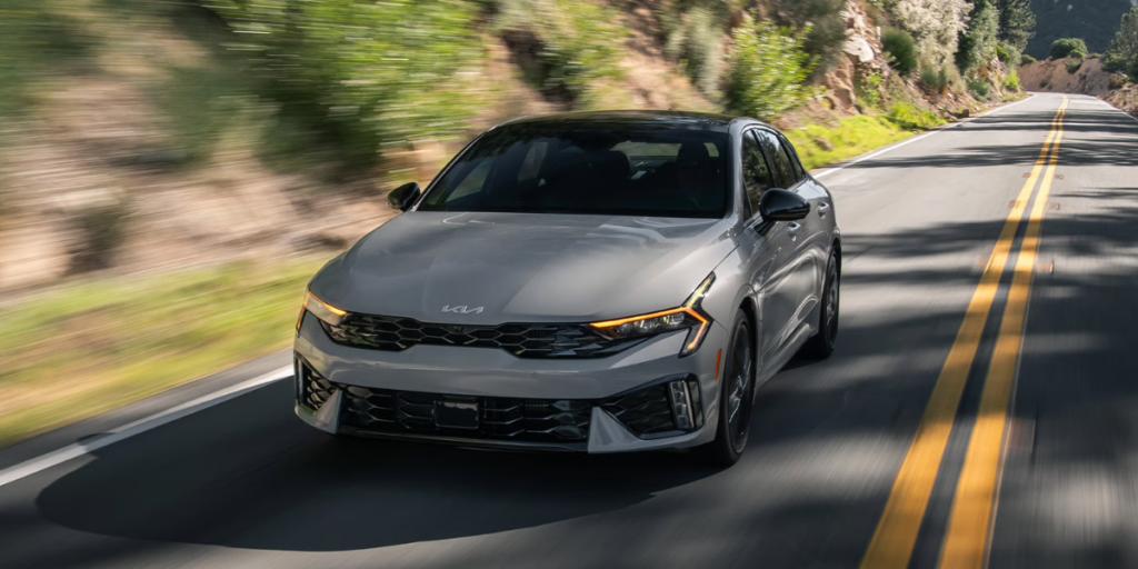 Det var en Kia K5 som kvinnan trodde hon köpt. (Foto: Kia)