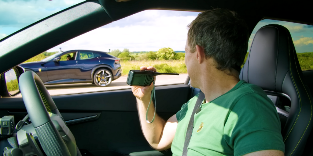 Programledarna tillika förarna gör sig redo för kamp. (Foto: Carwow på Youtube)