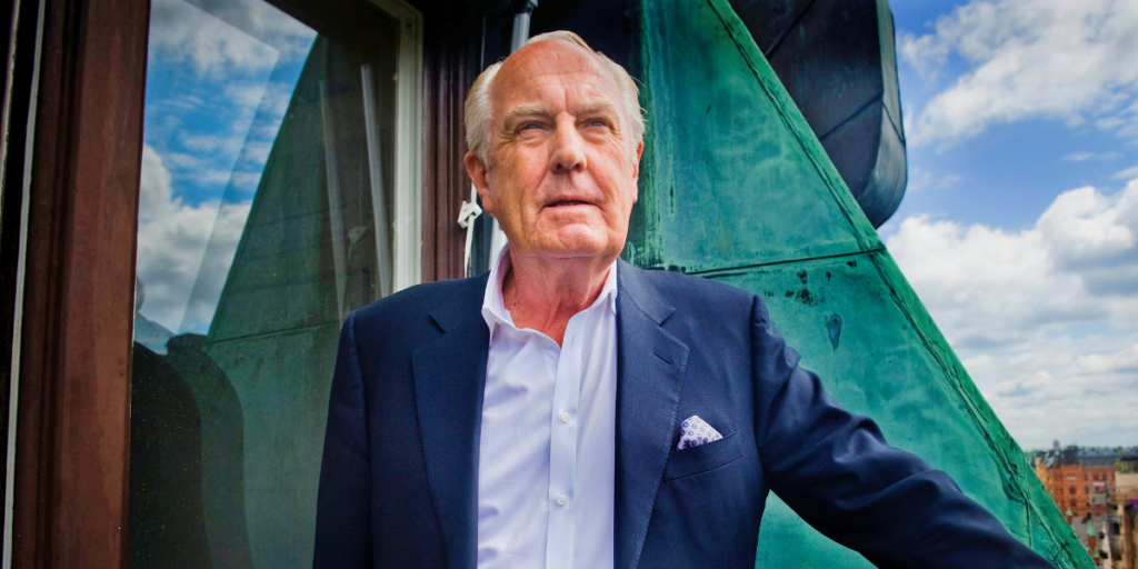 Jan Carlzon, tidigare vd för SAS, förespråkade platt organisation och decentraliserat ledarskap. Hans bok Riv pyramiderna! från 1985 blev en klassiker inom modernt management och inspirerade till dagens unbossing-trend i techvärlden.