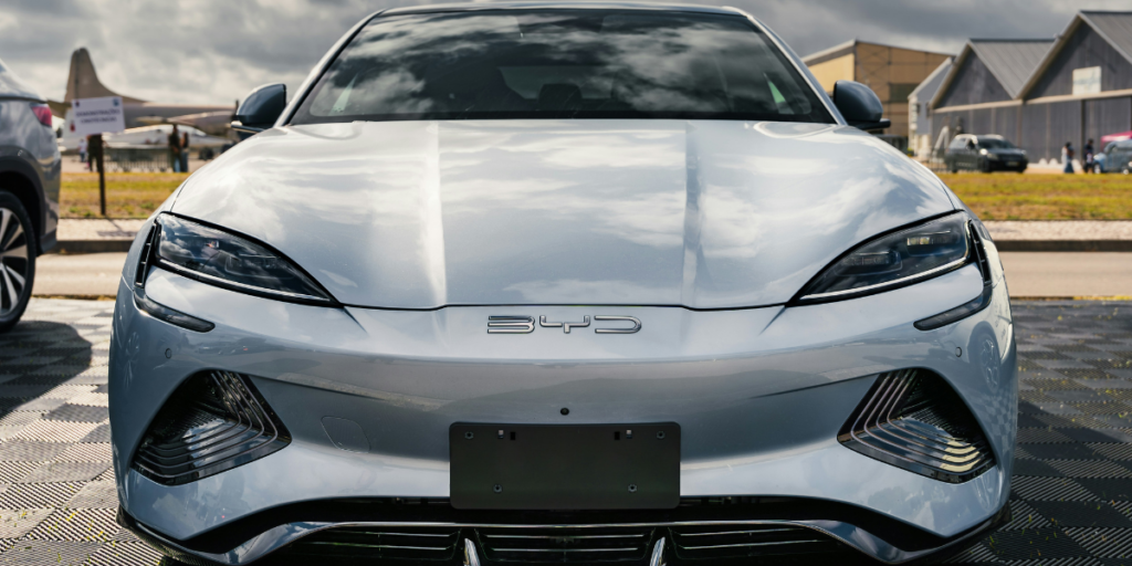 BYD dominerar och visar inga tecken på att tagga ner. (Foto: Tiago Ferreira på Unsplash)