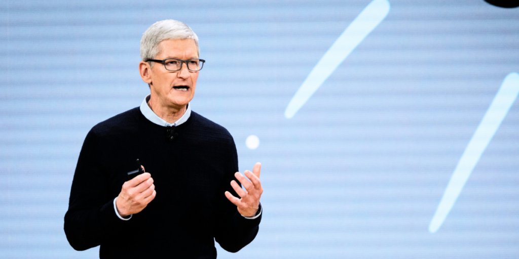 Tim Cook, CEO för Apple, fotograferad under en presentation 2025. Trots AI-problem, svag försäljning i Kina och ledarskapsförändringar planerar styrelsen inte att ersätta honom.