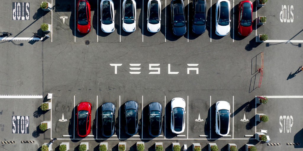 Elon Musk pressas av investerare efter nya chefsavhopp på Tesla – svängdörrarna snurrar i toppen.