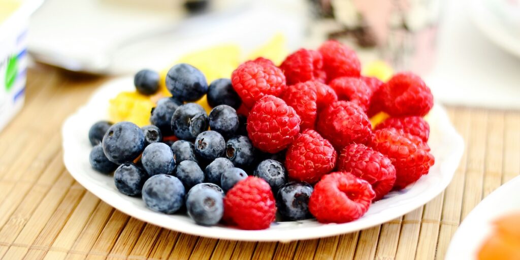 Bär är en central del av MIND-dieten, som kombinerar medelhavskost och DASH-diet för att stärka hjärnhälsan och bromsa kognitiv nedgång. (Foto: Unsplash)