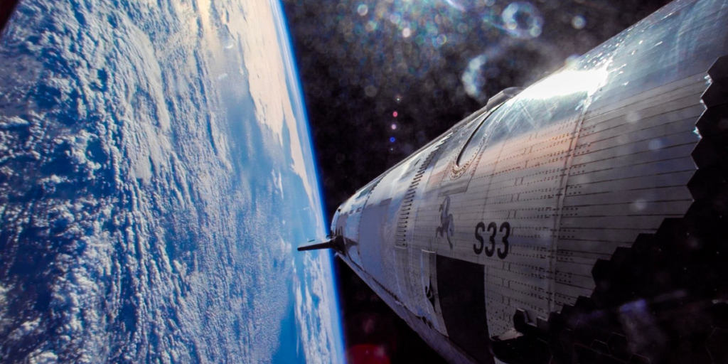 Elon Musk planerar att kolonisera Mars med hjälp av SpaceX:s Starship-raket. Målet är en självförsörjande stad med en miljon invånare inom 20 år.