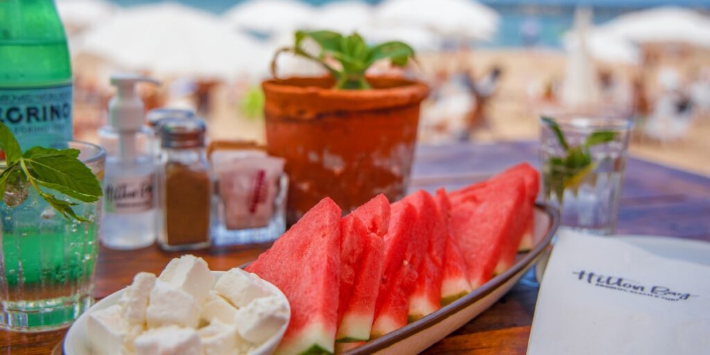 Vattenmelon är en klassiker på stranden som svalkar, men vissa bör vara försiktiga med mängden.