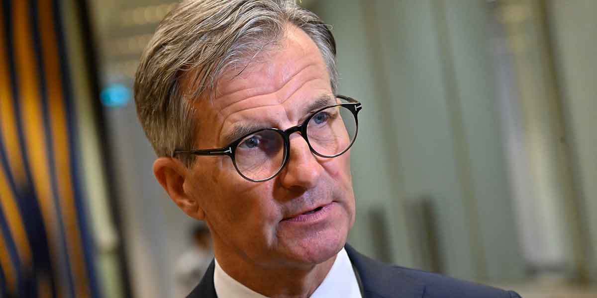 Riksbankschefen Erik Thedéen säger både bu och bä