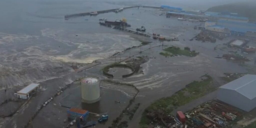 Tsunamivågor träffade Ryssland och Japan först och nådde därefter Hawaii, Kalifornien, Oregon, Washington och Alaska.