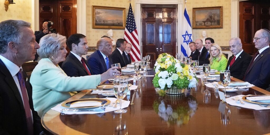 President Donald Trump möter Israels premiärminister Benjamin Netanyahu i Vita huset tidigare under juli. Bland deltagarna fanns bland andra USA:s särskilda sändebud Steve Witkoff, utrikesminister Marco Rubio och Israels ambassadör i Washington Yechiel Leiter. (Foto: Alex Brandon/AP/TT)