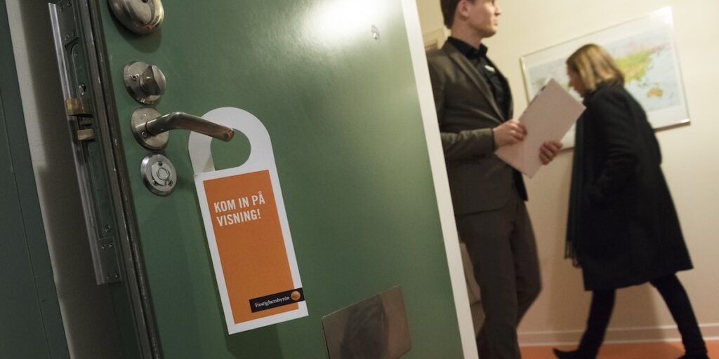 Med lättade bolåneregler är tanken att fler ska kunna ta steget in på bostadsmarknaden, men vad händer med priserna? (Foto: Fredrik Sandberg / TT)