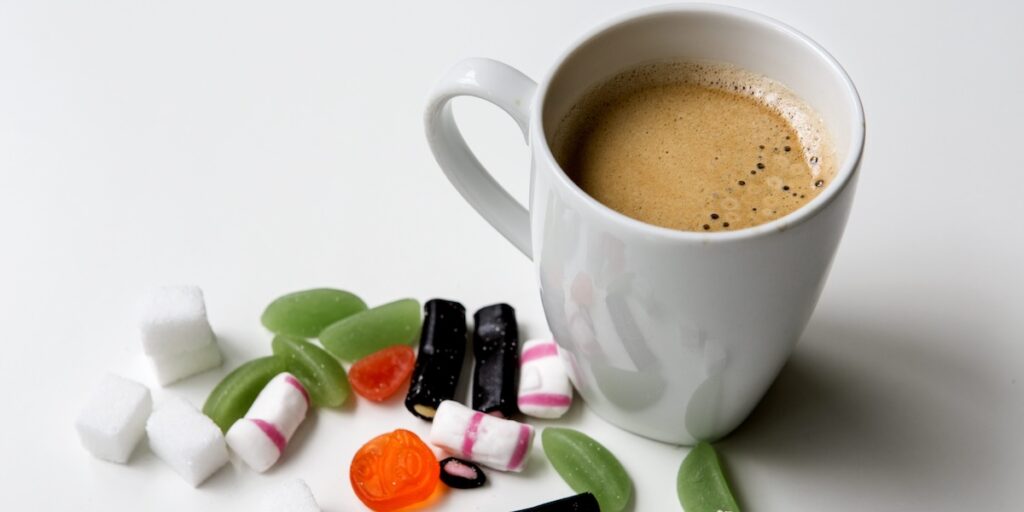 En kopp kaffe med sockerbitar och godis ger snabb energi men kan också få blodsockret att rusa tillfälligt. (Foto: Christine Olsson/TT)