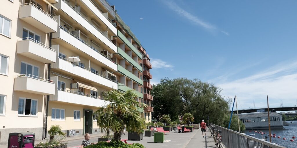 Priserna på bostadsrätter i Stockholm sjönk 2,7 procent i juli, visar Danske Banks boprisindikator.
