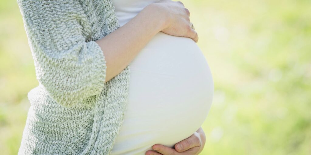 Gravida kvinnor lockar ofta till sig myggor, enligt insektforskaren Lena Huldén. (Foto: Unsplash)