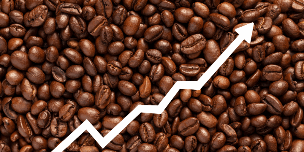 Efter en lugn sommar steg kaffepriserna igen i augusti. (Bild: Canva)
