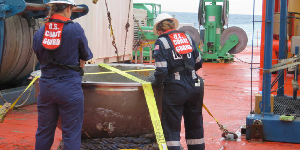 Amerikanska kustbevakningens ingenjörer för marinsäkerhet utför en undersökning av Titans bakre ändstycke i titan. (Foto: U.S. Coast Guard)