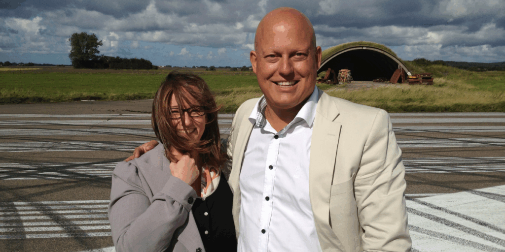 Undertecknad och Christian von Koenigsegg på deras testbana. Fördel att inte ha hår. (Foto: Åsa Wallenrud)