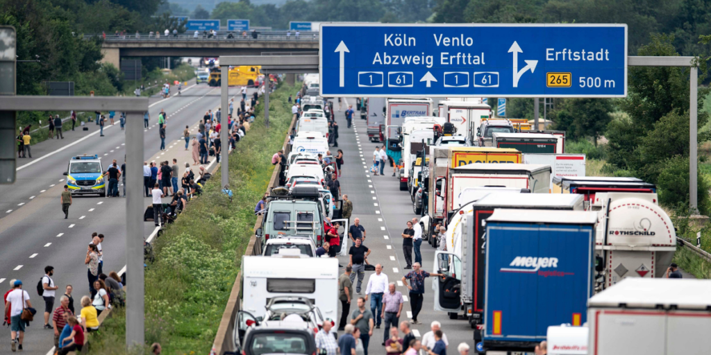 Jag har själv suttit och fikat utanför vår husvagn på Autobahn så detta känns bekant. (Foto: Marius Becker/AP/TT)