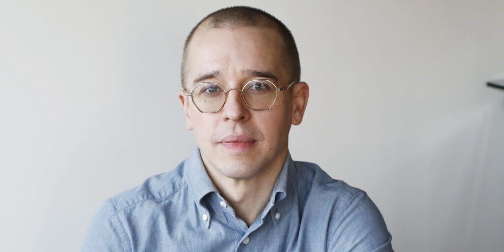 Niklas Laninge är sparpsykolog på spartjänsten Opti och berättar varför vi upplever inflationen högre än den faktiskt är.