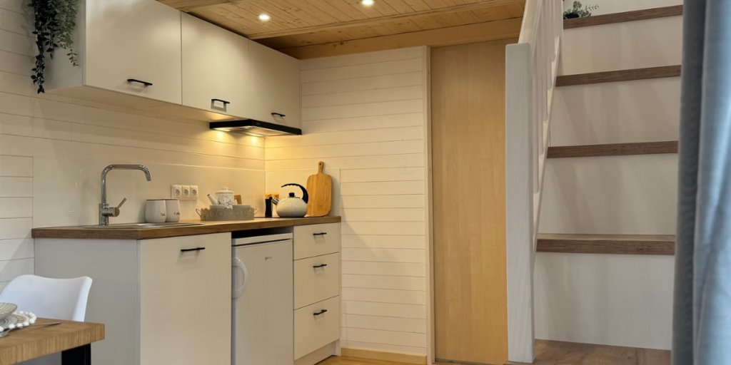 Köket i Smile rymmer allt som behövs, med ekbänkskiva, förvaring och vitvaror integrerade i det skandinaviska Tiny House-konceptet. (Foto: Vagabond Haven)