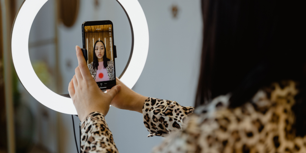 På TikTok visar unga hur kontorslivet blivit trendigt. (Foto: Canva)