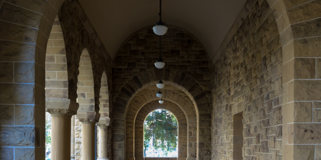 Stanford University drabbas av omfattande nedskärningar. Över 300 anställda sägs upp till följd av minskat federalt stöd och färre internationella studenter.