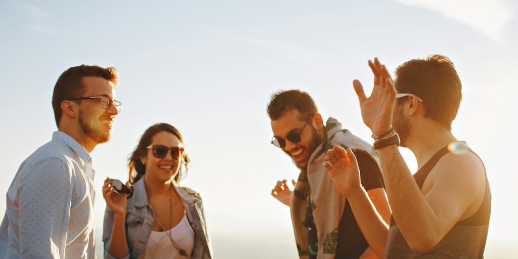 Social energi är en av de egenskaper som ofta kopplas till coolhet, enligt forskarna. (Foto: Unsplash)