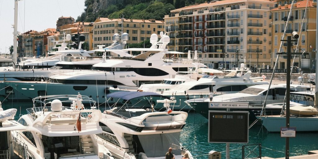 Lyxyachter i en fransk hamn. Frankrike är ett av Europas rikaste länder och står för 3,3 procent av världens personliga förmögenhet, enligt UBS Global Wealth Report 2025.