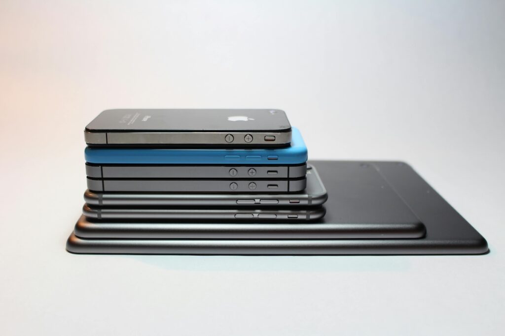 De flesta av oss använder smartphones och har surfplattor eller bärbara datorer, vilka samtliga gör livet lättare.