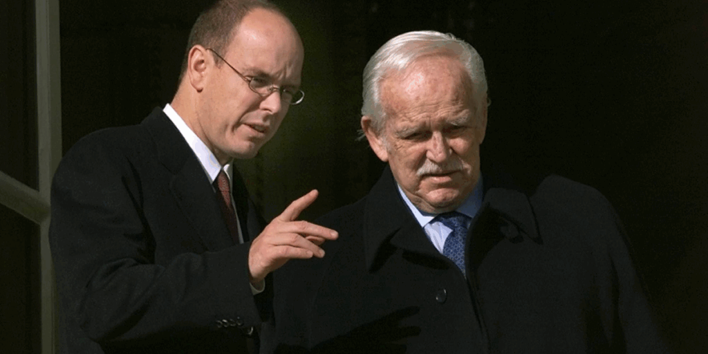 Prins Albert av Monaco, till vänster, och hans far prins Rainier III, tittar ut från en balkong på Monacos slott. (Foto: Lionel Cironneau/AP/TT)







