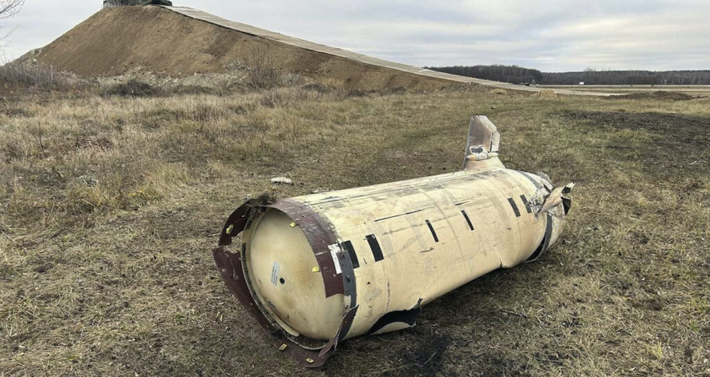 Resterna av en ATACMS-robot som hittats på området vid Kursks flygplats i Ryssland