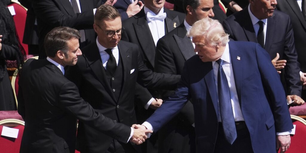 Finlands president Alexander Stubb, här tillsammans med USA:s president Donald Trump och Frankrikes president Emmanuel Macron vid påve Franciskus begravning i april 2025, har av amerikanska politiker beskrivits som en bro mellan Europa och Trump. (Foto: Evan Vucci/TT)
