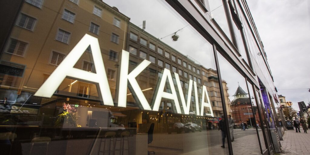 Akavias lönestatistik visar att nyexaminerade ekonomer och jurister i Sverige rekommenderas runt 36 400 kronor i månaden – långt under nivåerna i Norge på de ledande konsult- och revisionsbyråerna. (Foto: Fotograferna Holmberg / TT)